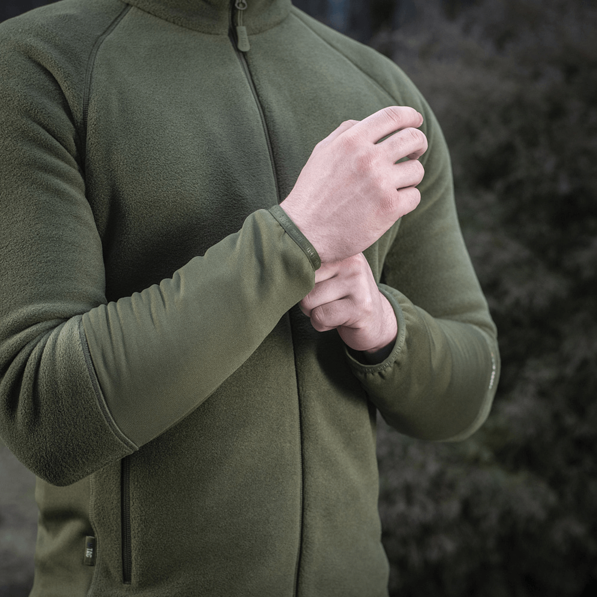 M-Tac Polartec Sport -fleecatakki vihreänä, näyttää yksityiskohdat ja istuvuuden, ihanteellinen kerrospukeutumiseen.