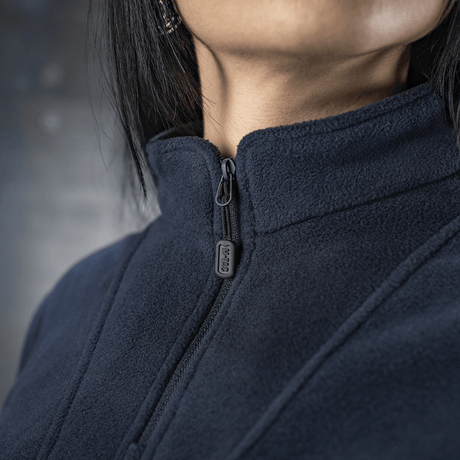 M-Tac Delta Polartec -naisten fleece-takki tummansinisenä, lähikuva vetoketjun yksityiskohdasta, ihanteellinen lämmöön ja mukavuuteen kylminä päivinä.