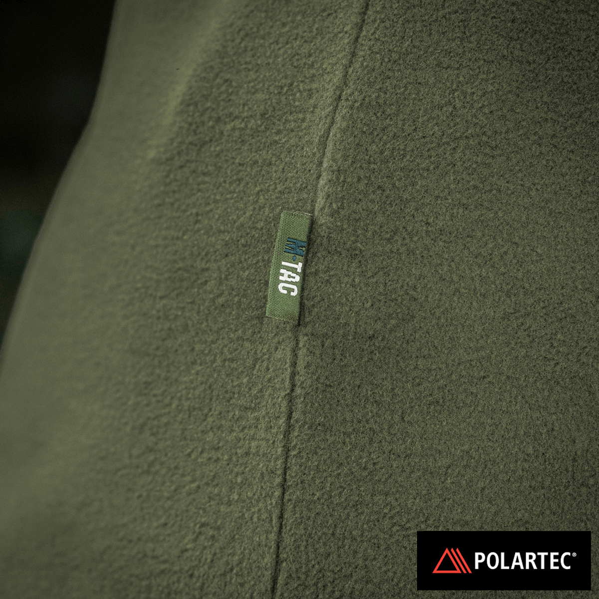 Lähikuva M-Tac Delta Polartec -naisten fleecetakista vihreänä, Polartec®-logo, valmistettu Polartec® Micro Series -fleecestä.