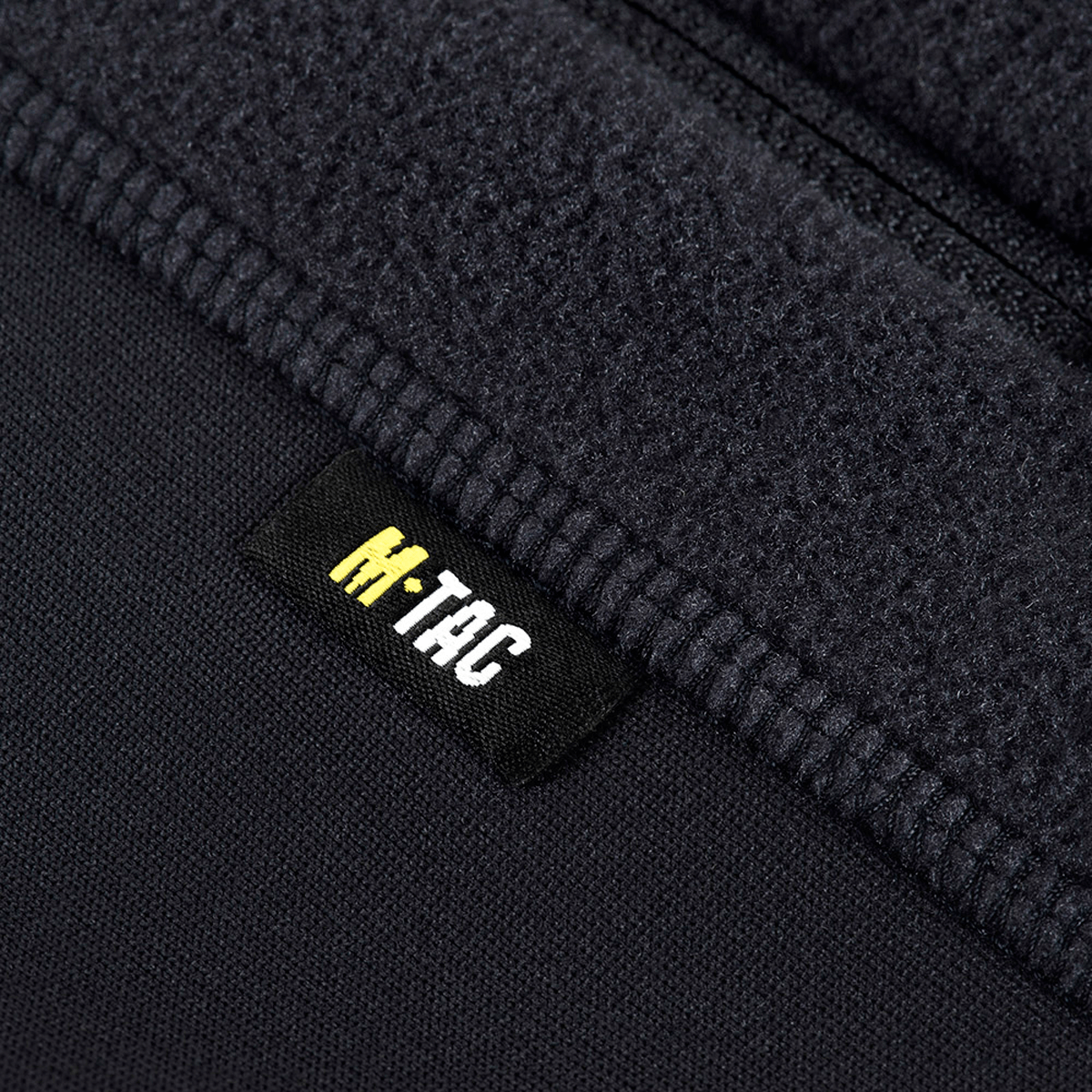 M-Tac Polartec Sport -hupparin yksityiskohtakuva, näyttää kehittynyttä Polartec®-materiaalia optimaaliseen lämmöneristykseen ja mukavuuteen.