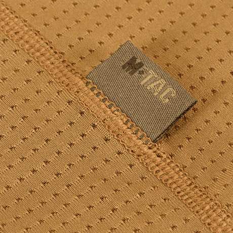 Lähikuva M-Tac Athletic Tactical Gen.II -t-paidan kankaasta ja etiketistä, tarkoitettu suorituskykykäyttöön