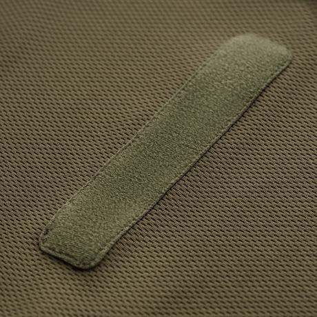 Lähikuva M-Tac Polo Elite Tactical Coolmaxista hengittävällä Coolmax®-materiaalilla ja anti-staattisella langalla.