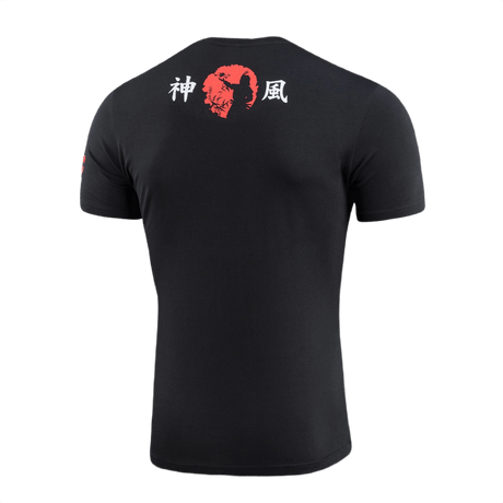 M-Tac T-Shirt Kamikaze Spirit, musta t-paita punaisella selkäpainatuksella, suunnattu FPV-operaattoreille, valmistettu puuvillasta ja elastaanista.