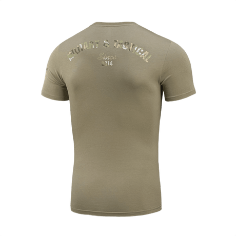 M-Tac T-Shirt Logo camokuvioinnilla ja sloganeilla "Born by Revolution – Hardened by War" sekä "Military & Tactical Since 2014" beigen puuvillasekoitteenä.