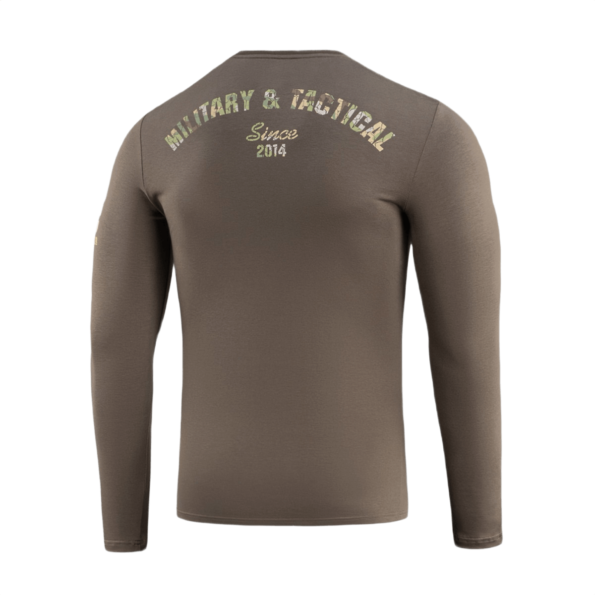 M-Tac T-Shirt Logo Long Sleeve maastokuvio ja slogan 'Military & Tactical Since 2014' takana.