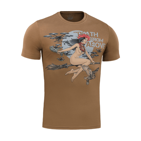 M-Tac T-Shirt Death From Above esittää noidan droneineen ja pöllön, yhdistää ukrainalaista kansanperinnettä ja sotilaisteemaa, valmistettu puuvillasta ja elastaanista.
