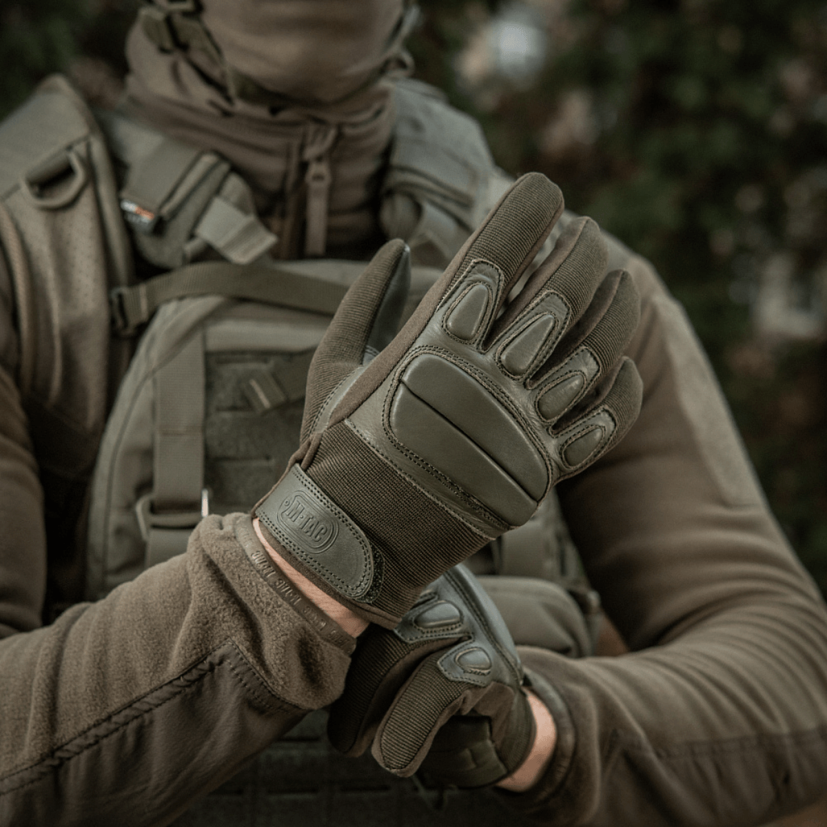 M-Tac Assault Tactical Mk.2 käytössä, mukavuutta ja maksimaalista suojaa aidolla nahalla ja synteettisellä vahvikkeella, iskunvaimentavilla inserteillä.