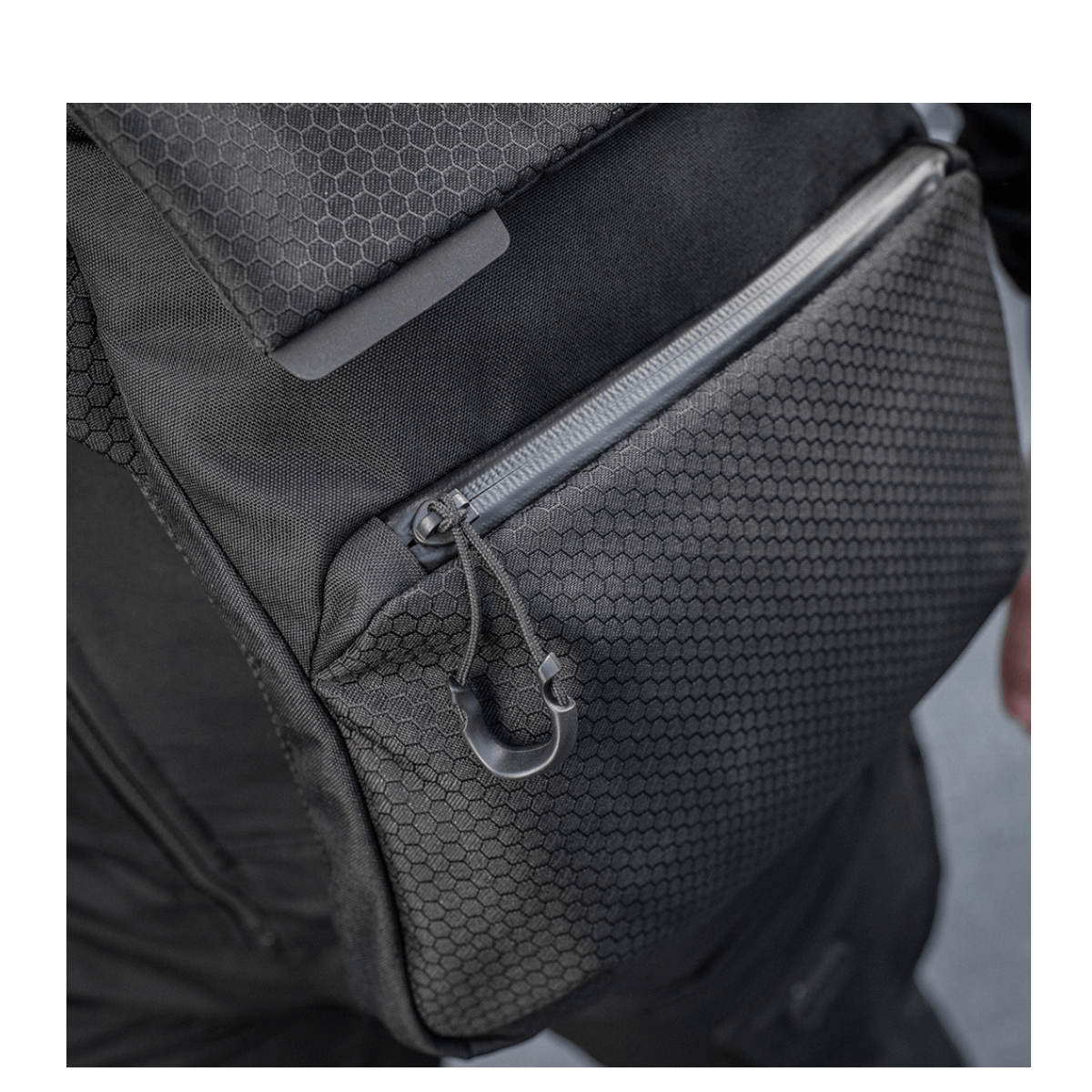 M-Tac Konvert Taske Elite, Cordura-materiaalia, säädettävä olkahihna ja helppo avaus magnetventililla.