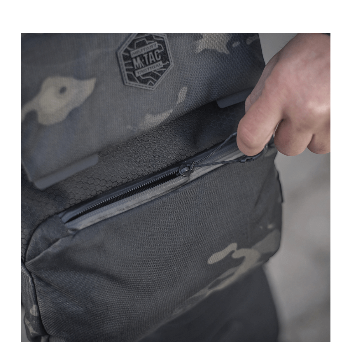 M-Tac Konvert Taske Elite magneettikiinnityksellä ja säädettävällä olkahihnalla, Cordura-materiaalista.