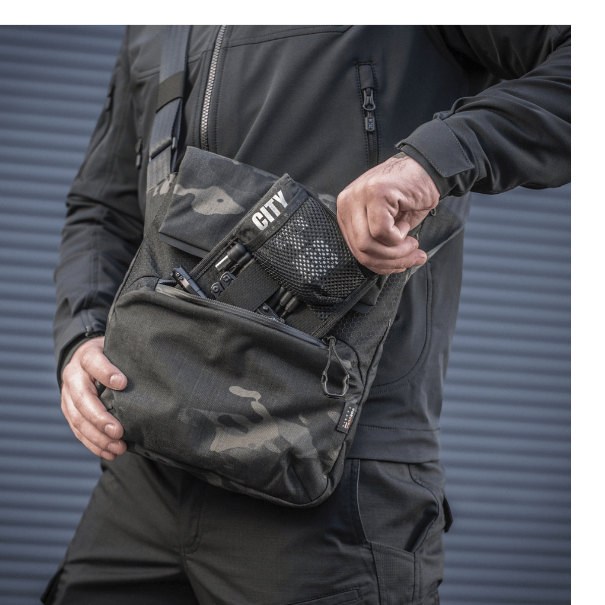 M-Tac Konvert Taske Elite käytössä, Cordura-materiaalia, säädettävä olkahihna ja nopea magneettikiinnitys.