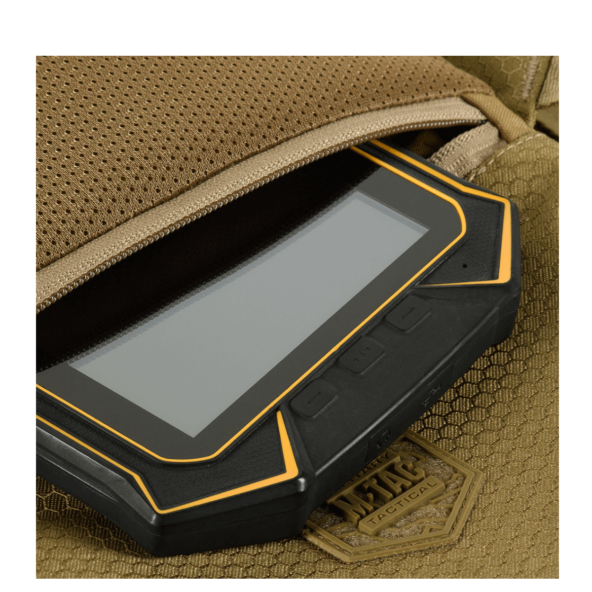 M-Tac Konvert Taske Elite tablet-designilla ja kestävällä Cordura-valmistuksella, lähikuva avatusta taskusta nopeaa käyttöä varten.