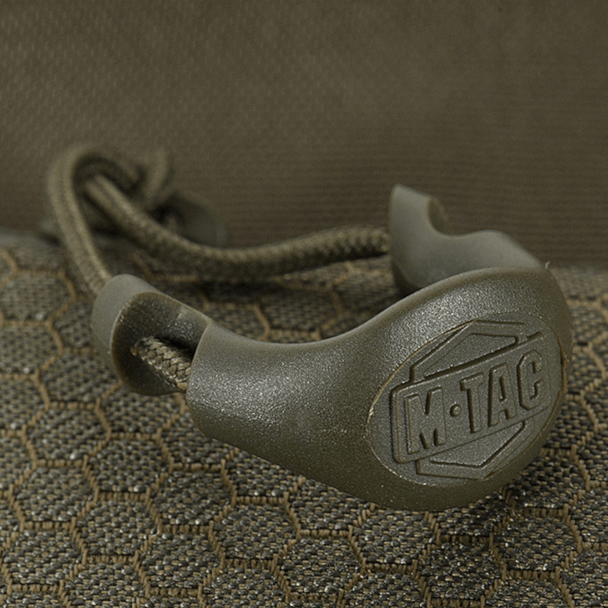 Lähikuva M-Tac Konvert Taske Elite -laukun magneettikiinnityksestä, valmistettu Cordura-materiaalista, tyylikäs ja toiminnallinen muotoilu.