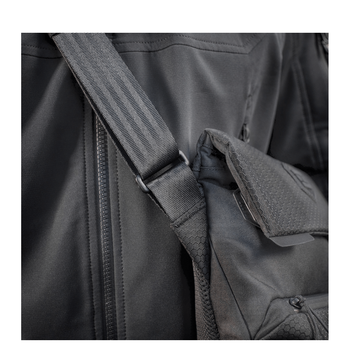 M-Tac Konvert Taske Elite, lähikuva säädettävästä olkahihnasta ja magnetventil-kannesta Cordura-materiaalissa.