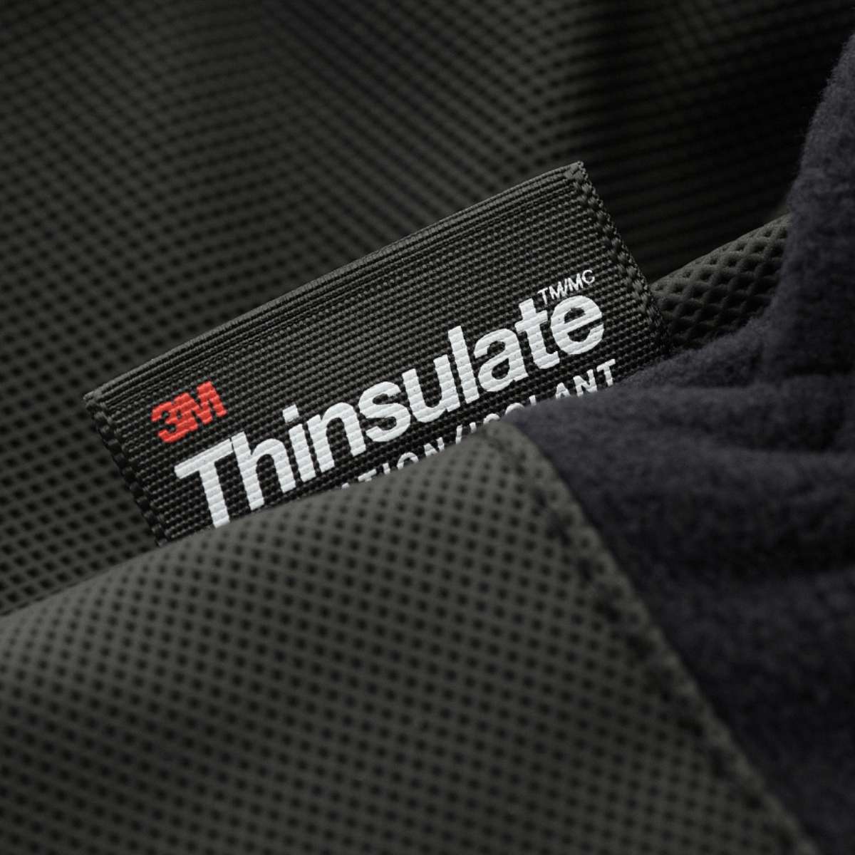 M-Tac Handsker Fleece Thinsulate, lähikuva mustasta etiketistä: 3M Thinsulate -teknologia, eristys ja kyläsuojaus.