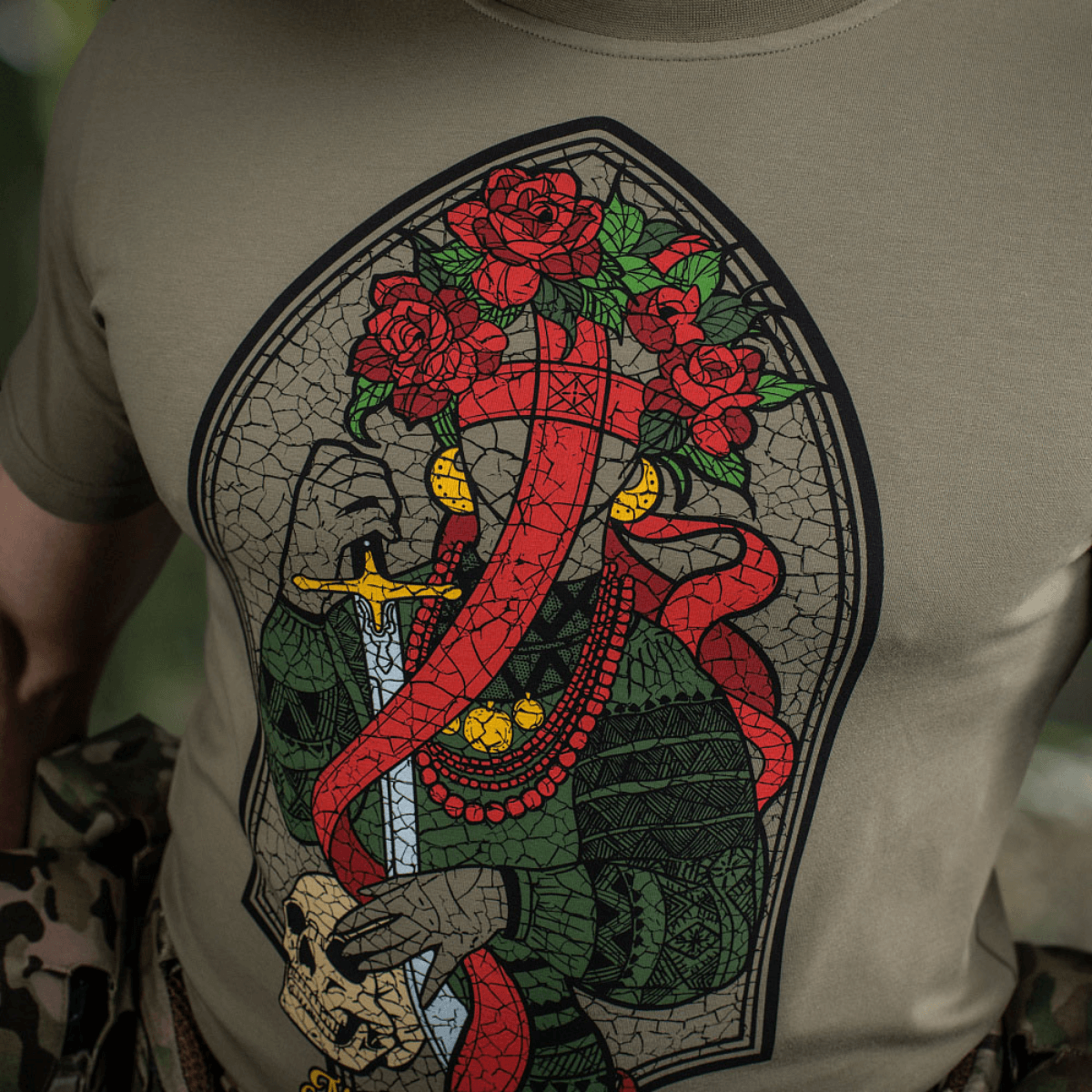 M-Tac T-Shirt Motanka Motanka-nukkekuvituksella, perinteinen asu ja miekka, symbolina kasakkaiden rohkeudelle ja taisteluhengelle.