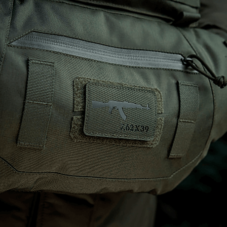 M-Tac AKM 7,62x39 Laser Cut Patch, kiinnitetty reppuun Velcrolla, taktinen Cordura 500D -suunnittelu, symboloi AKM 7,62x39, kestävä ulkokäyttöön.