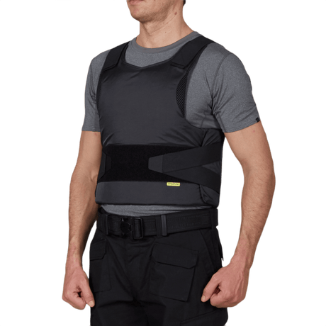 Mies käyttää Anorak Concealable II Cover -liiviä maksimaaliseen suojaukseen ja hyvään piilotettavuuteen harmaan vaatetuksen alla.