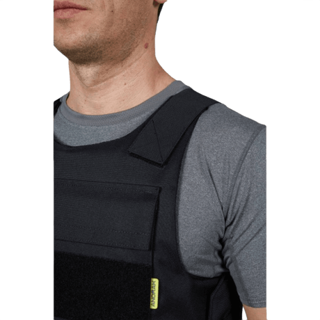 Mies pukeutuneena Anorak Duty I Coveriin kevyestä CORDURA®:sta ja 3D SPACER Coolmax®:sta, suunniteltu poliiseille ja turvallisuushenkilöstölle.