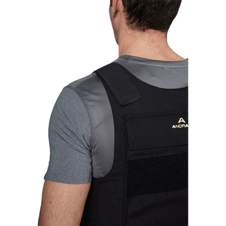 Anorak Duty II Cover liivi ergonomisella muotoilulla poliiseille ja turvallisuushenkilöstölle, nähtynä takaa.