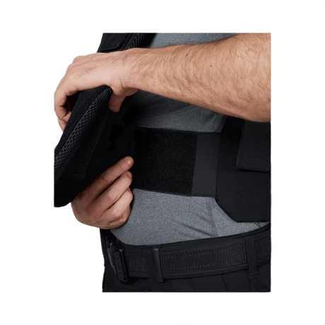 Mies säätää Anorak Duty III-M Coveria 'PALS'-webbingillä MOLLE-taskuihin optimoidakseen ballistisen suojan ja liikkuvuuden.