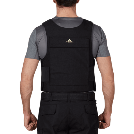 Mies pukeutuneena Anorak Duty III Coveriin, ergonomisesti suunniteltu suoja CORDURA®:lla ja 3D SPACER Coolmax®:lla parempaa ilmankiertoa varten.