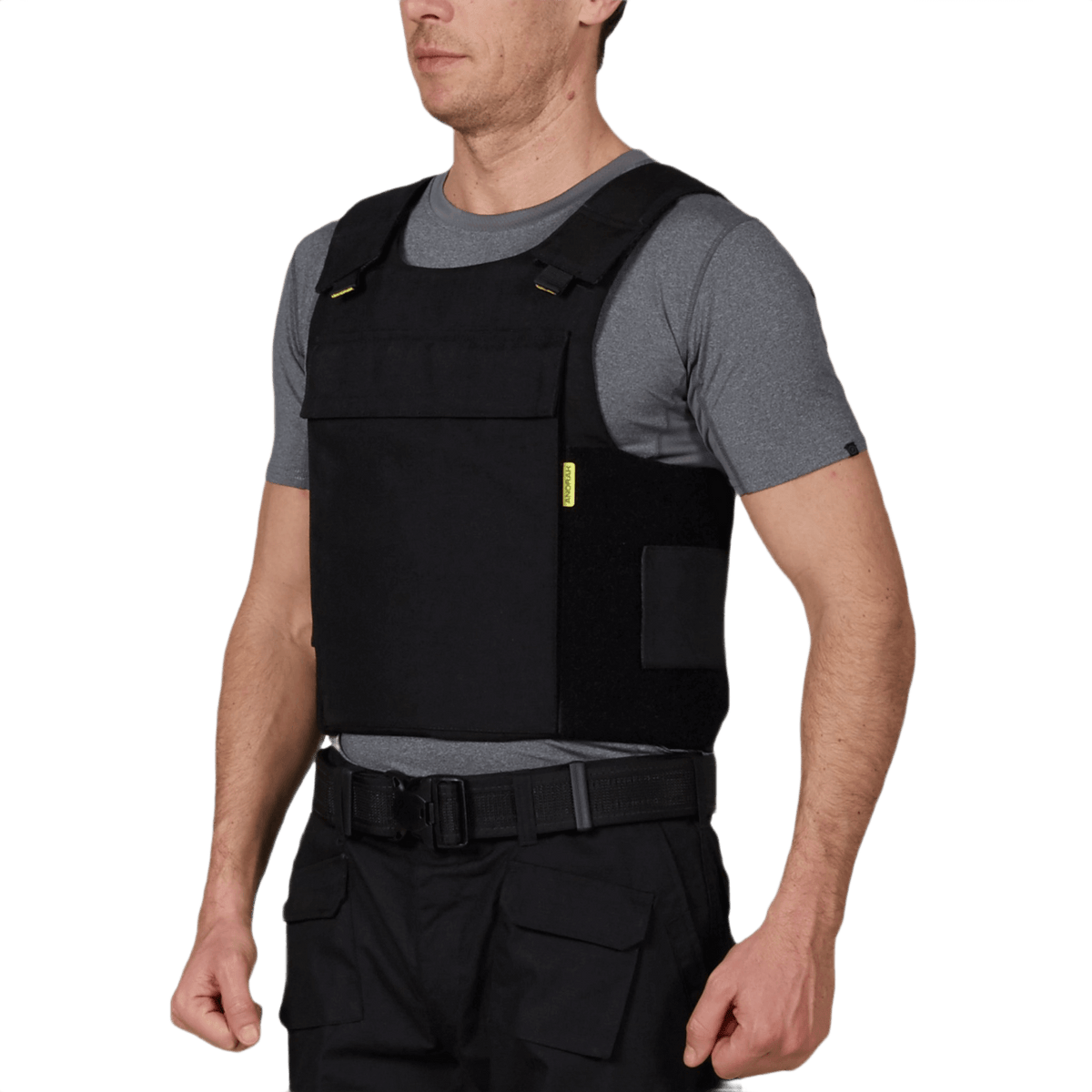 Mies pukeutuneena Anorak Duty III Cover ergonomiseen poliisiliiviin CORDURA®- ja 3D SPACER Coolmax® -materiaaleilla lämpötilansäätöön ja suojaan.