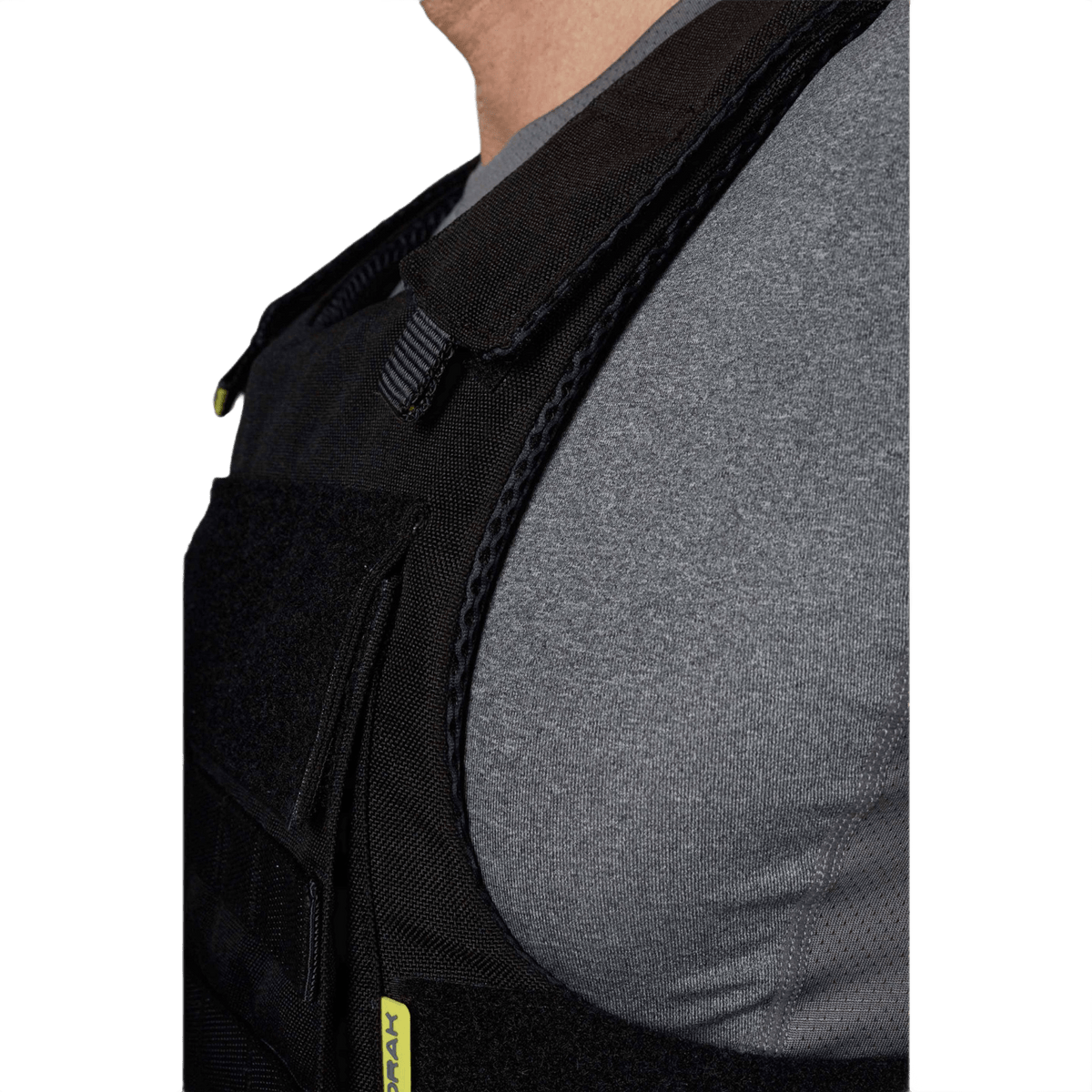 Lähikuva Anorak Duty III-M Coverista ergonomisella muotoilulla poliiseille, sisältäen PALS-webbingin MOLLE-taskuja varten.
