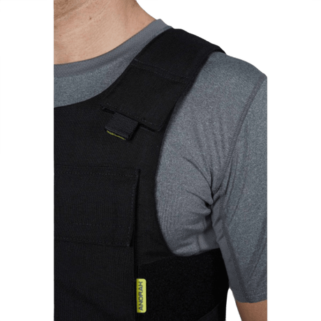 Anorak Rhodium® Duty III pistos- ja luotisuojaliivi mallilla, näyttää liivin suojaavan suorituskyvyn teräaseita vastaan