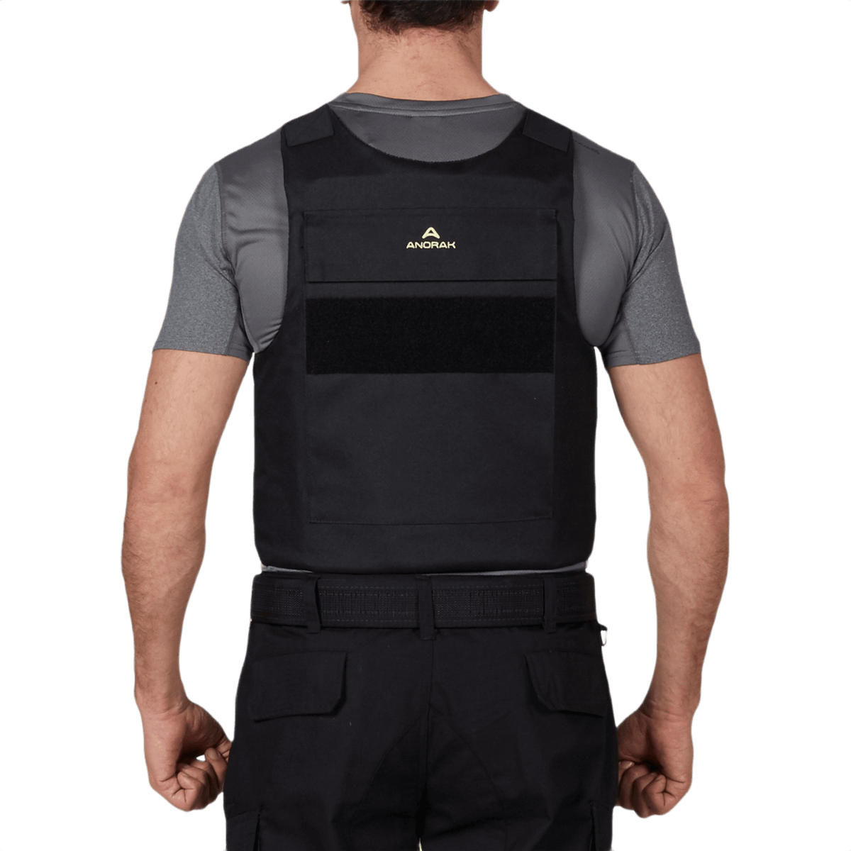 Anorak Rhodium® Duty I pistos- ja luotisuojaliivi takaa kuvattuna, näyttää liivin turvallisesti kiinnitetyn soft armor -paneelin ja kestävän rakenteen