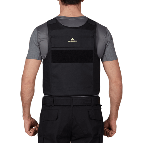 Anorak Rhodium® Duty I pistos- ja luotisuojaliivi takaa kuvattuna, näyttää liivin turvallisesti kiinnitetyn soft armor -paneelin ja kestävän rakenteen