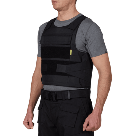 Mies käyttää Anorak Rhodium® Duty I pistos- ja luotisuojaliiviä, Level IIIA -suoja, kevyt ja kestävä soft armor -liivi
