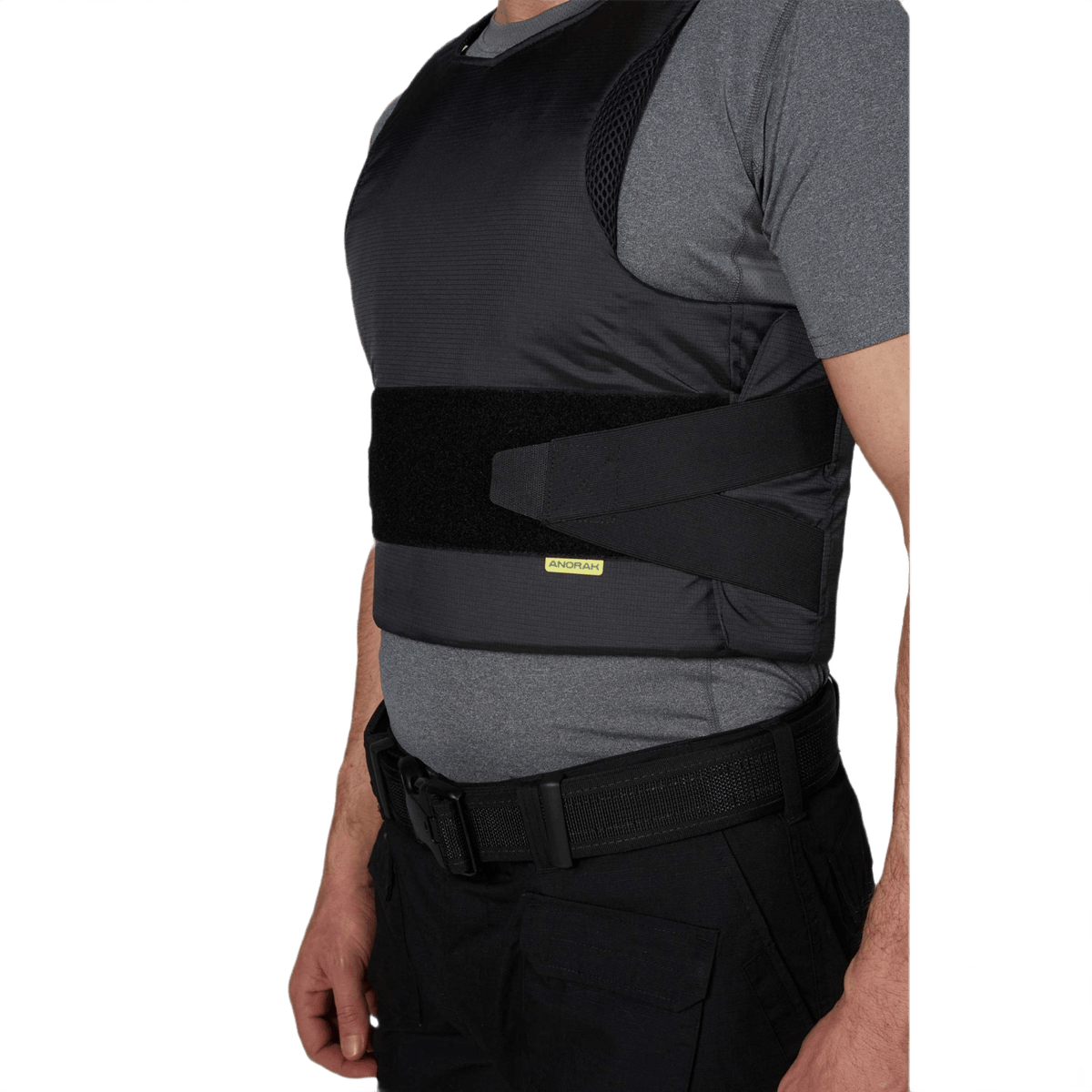 Mies pukeutuneena Anorak Topaz® Concealable III -pistosuojaliiviin, korkea suoja ja piilotettavuus tavallisten vaatteiden alla.