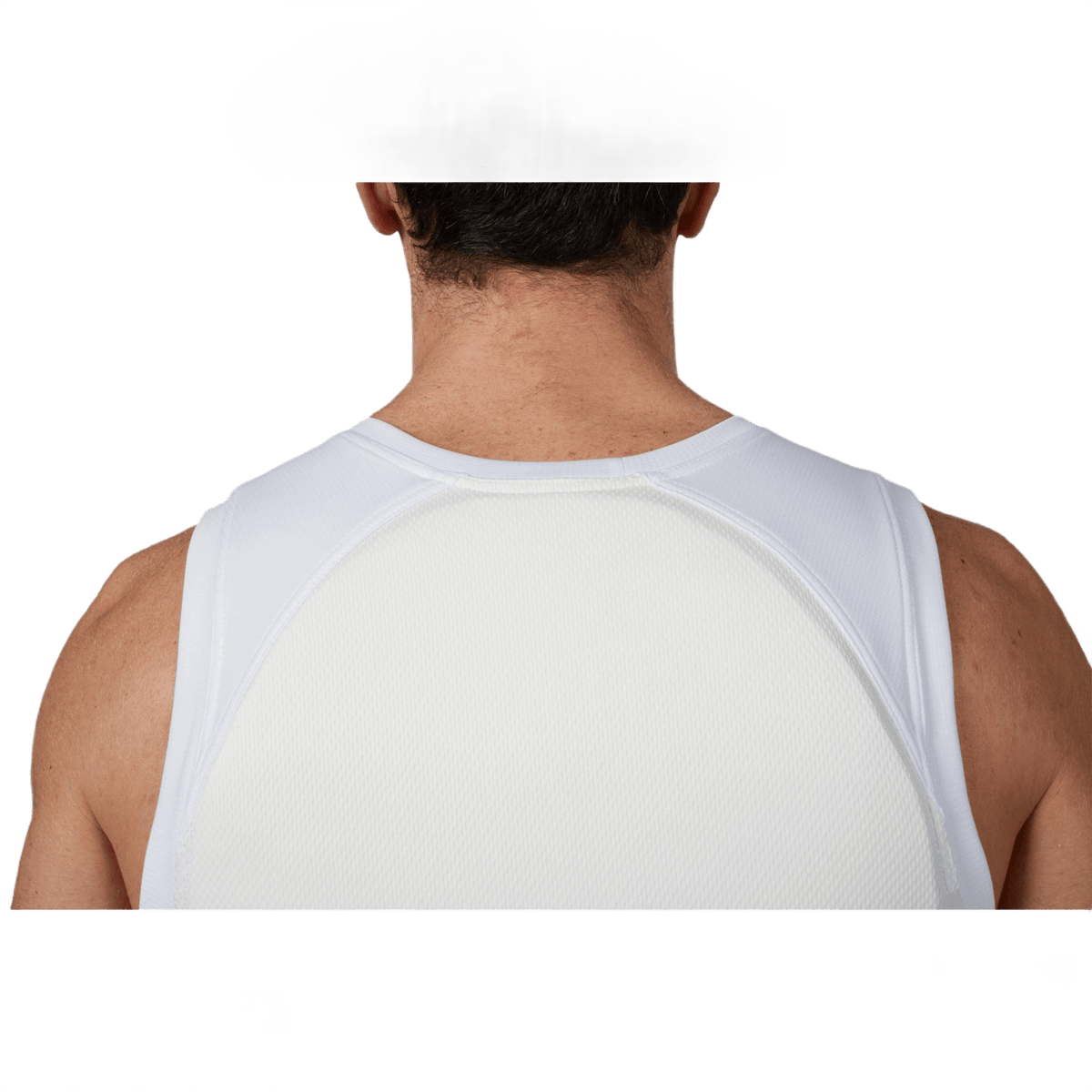 Mies käyttää Anorak Undershirt I Cover -aluspaitaa paidan alla, lähikuva selästä; valmistettu THERMOCOOL™- ja COOLMAX®-tekniikalla mukavuutta varten.