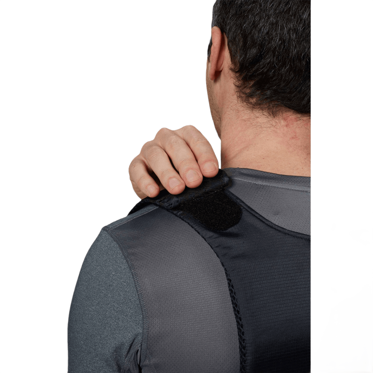 Mies pitää Anorak Rhodium® Concealable III -liiviä, hartiadetalji tarrakiinnityksellä turvalliseen istuvuuteen