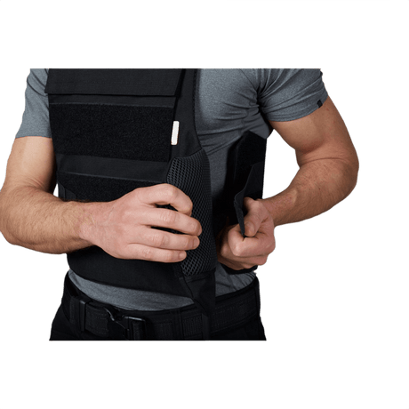 Henkilö pukeutuneena Anorak Rhodium® Duty II pistos- ja luotisuojaliiviin, korostettu näkymä säätöjärjestelmästä