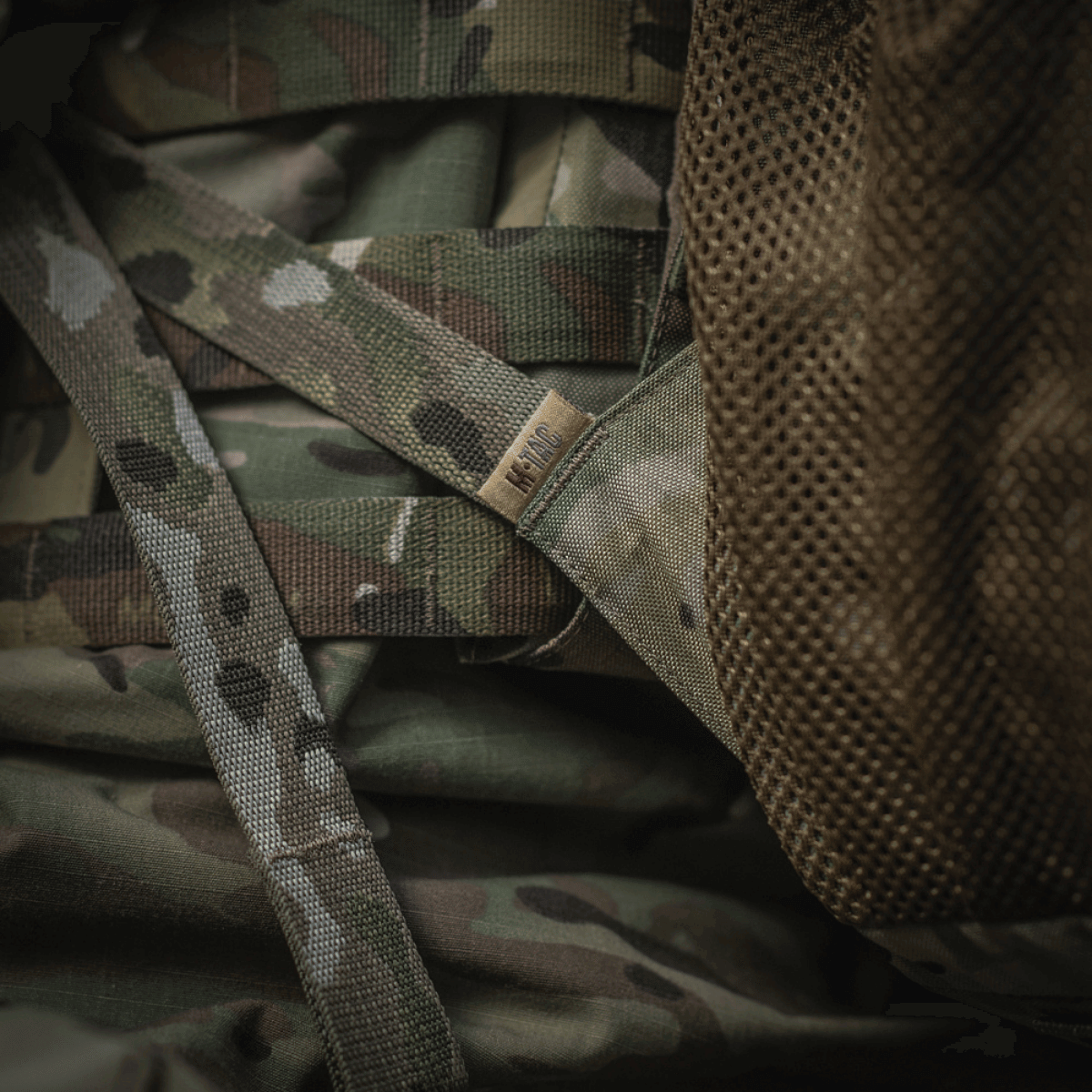 M-Tac reppu Gen. II Elite – Small, multicam-hihnat, kestävä materiaali ja verkkoyksityiskohtia, galleria-asento 1.