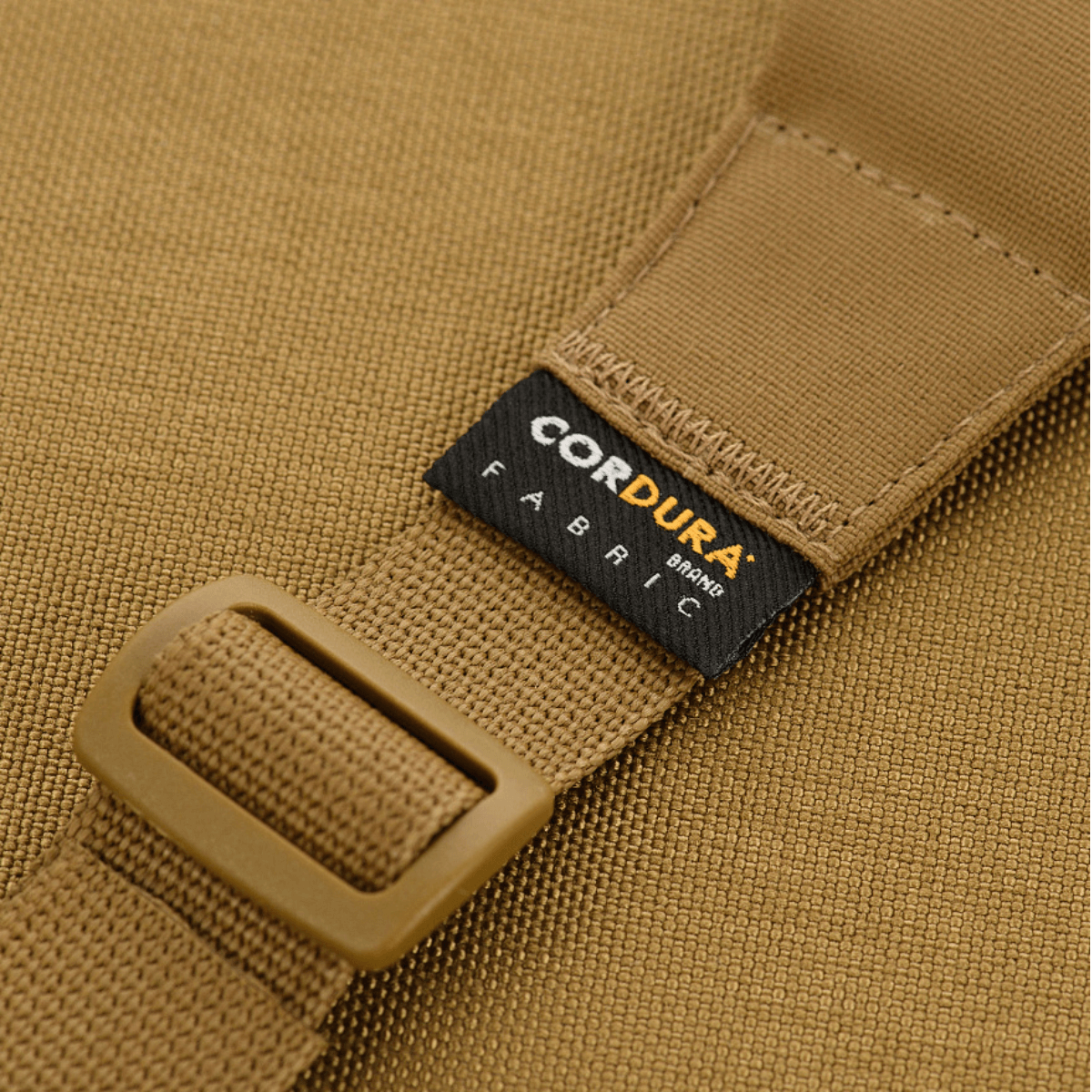 Lähikuva CORDURA®-kankaasta tehdystä vyöstä, korostaa solkea ja etikettiä.