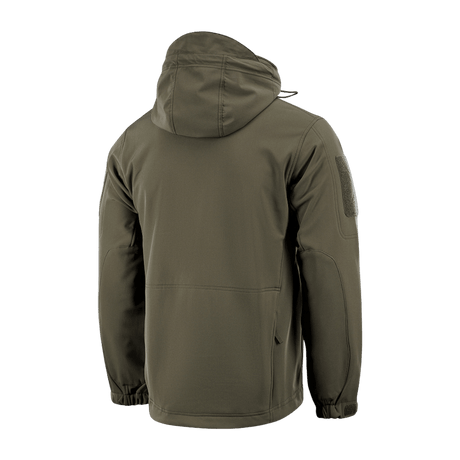 M-Tac Soft Shell -takki oliivinvihreänä takaa kuvattuna, huppu ja taskut. Sopii suojaamaan huonoa säätä.