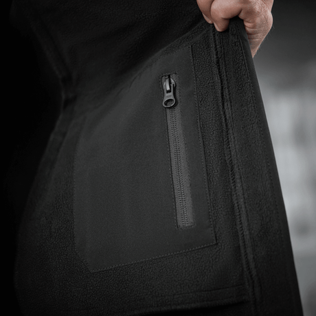 Yksityiskohtakuva M-Tac Soft Shell -takista vetoketjulla, korkealaatuinen materiaali ja sisäinen fleece-vuori.