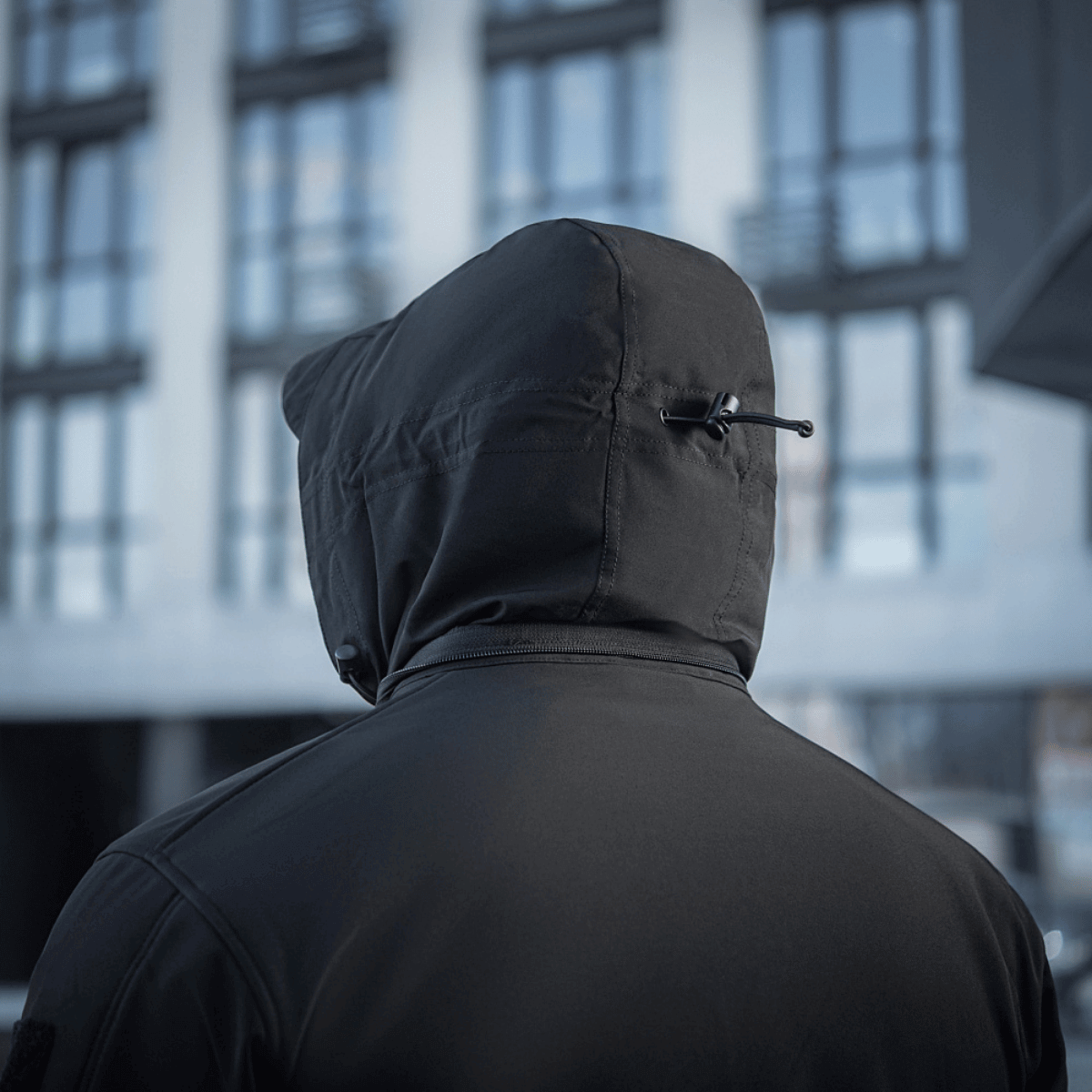 M-Tac Soft Shell -takki hupulla nähtynä takaa, sopiva suojaamaan huonoa säätä vastaan.
