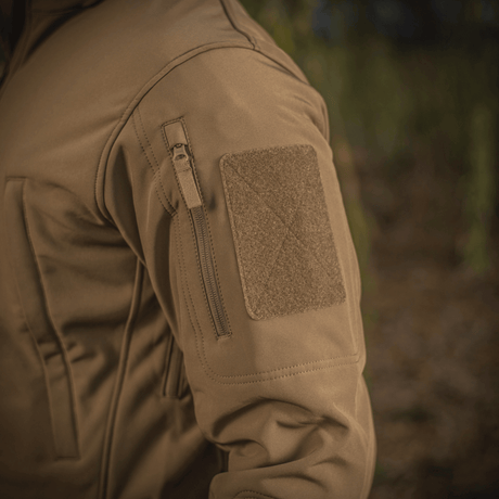M-Tac Soft Shell -takki sisäisellä polyuretaanikalvolla ja fleece-vuorella, suojaa huonolta säältä, kevyt muotoilu, kosteutta hylkivä.