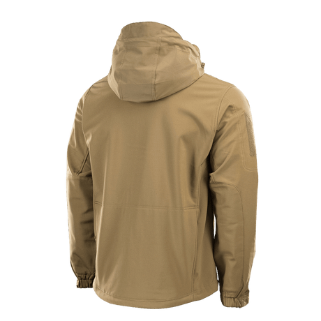 M-Tac Soft Shell -takki takaa kuvattuna, huppu ja tukevat saumat, sopii suojaamaan huonoa säätä vastaan.