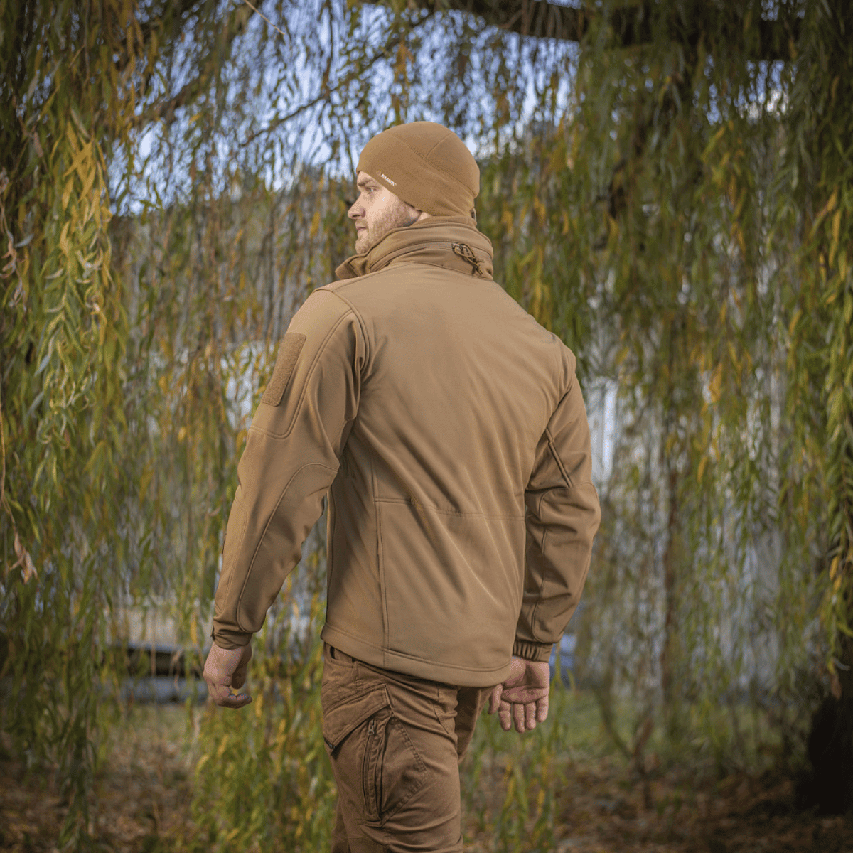 M-Tac Soft Shell -takki luonnossa, näyttää takin sääsuojan ja kevyen muotoilun sisäisellä fleece-membranilla.