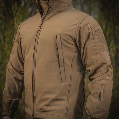 M-Tac Soft Shell -takki kevyessä mallissa polyuretaanikalvolla ja fleece-vuorella, soveltuu suojaamaan huonoa säätä vastaan.