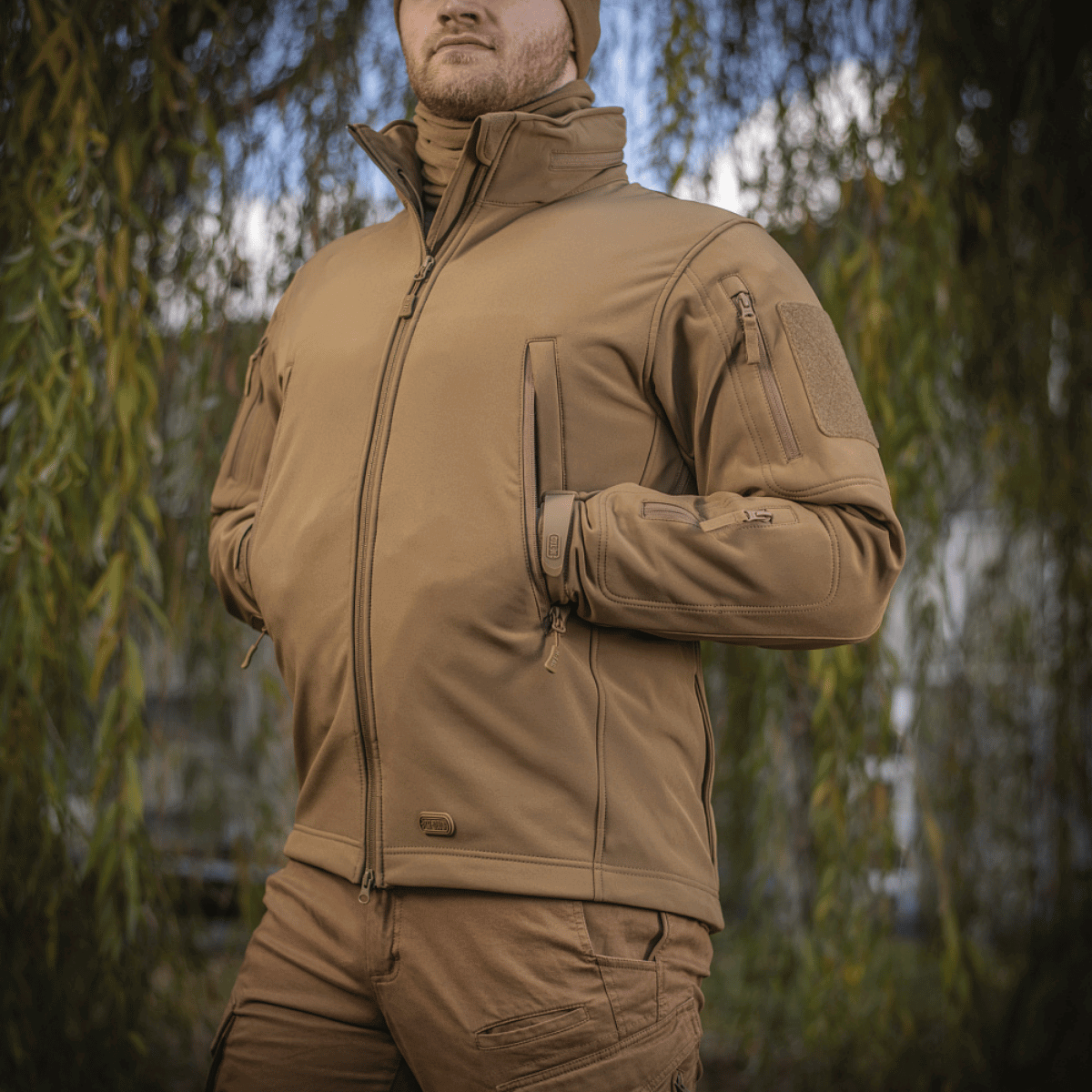 M-Tac Soft Shell -takki luonnossa, näyttää takin sisäisellä polyuretaanikalvolla ja fleece-vuorella, sopii suojaamaan tuulelta ja säältä.