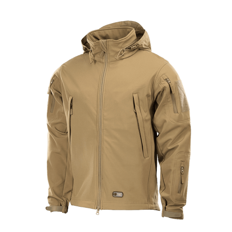M-Tac Soft Shell -takki hiekanvärisenä polyuretaanikalvolla, sääsuoja ja ohut fleece-vuori sisällä.