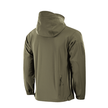 M-Tac Soft Shell Police Jakke oliivinvihreänä, huppu taitettuna kaulukseen, fleecevuori ja säädettävät tunnistepaneelit. Säänkestävä muotoilu.