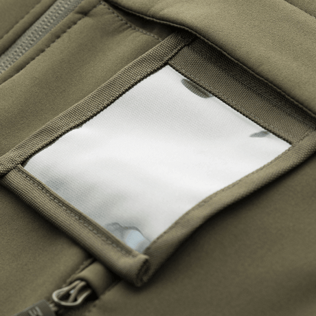 Yksityiskohta M-Tac Soft Shell Police Jakkeesta piilotetulla tunnistepaneelilla, joka näyttää takin joustavan muotoilun.