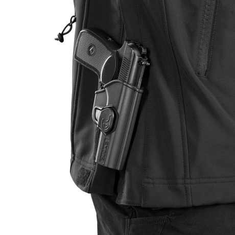 M-Tac Soft Shell Police Jakke suljetulla asepussilla, esittelee takin ominaisuuksia ja monipuolisuutta eri tilanteissa.