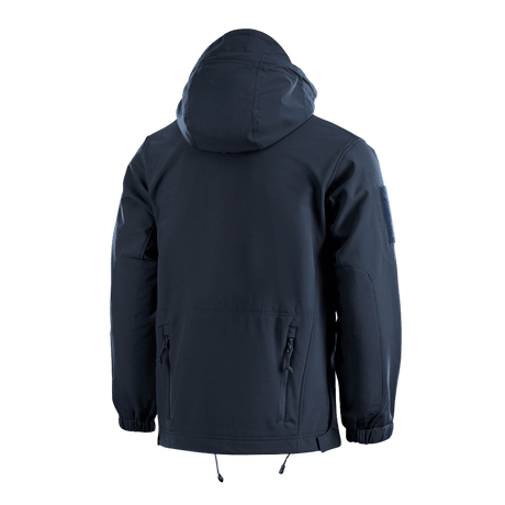M-Tac Soft Shell Police Jakke takaa kuvattuna, säädettävällä hupulla ja vetoketjutaskuilla, suunniteltu monipuoliseen liikkumiseen ja suojaan säältä.